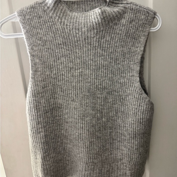 Dynamite Heavenlyarn Gray Ribbed Sleeveless Sweater - Picture 2 of 6